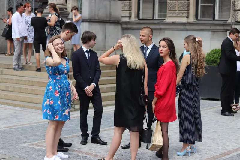 Maturantky a maturanti na slavnostním předávání maturitního vysvědčení