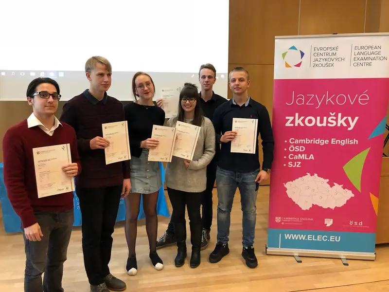 Slavnostní předávání FCE a CAE certifikátů studentům oktávy