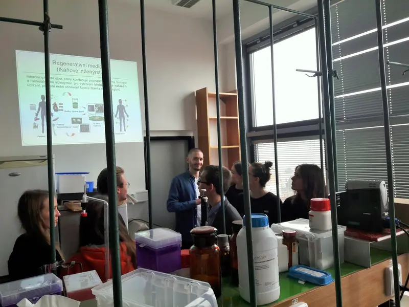 Studenti na přednáškách v Ústavu makromolekulární chemie AV ČR