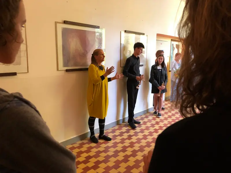 Vernisáž výstavy výtvarnice Ilony Chválové ve školní Galerii na chodbě