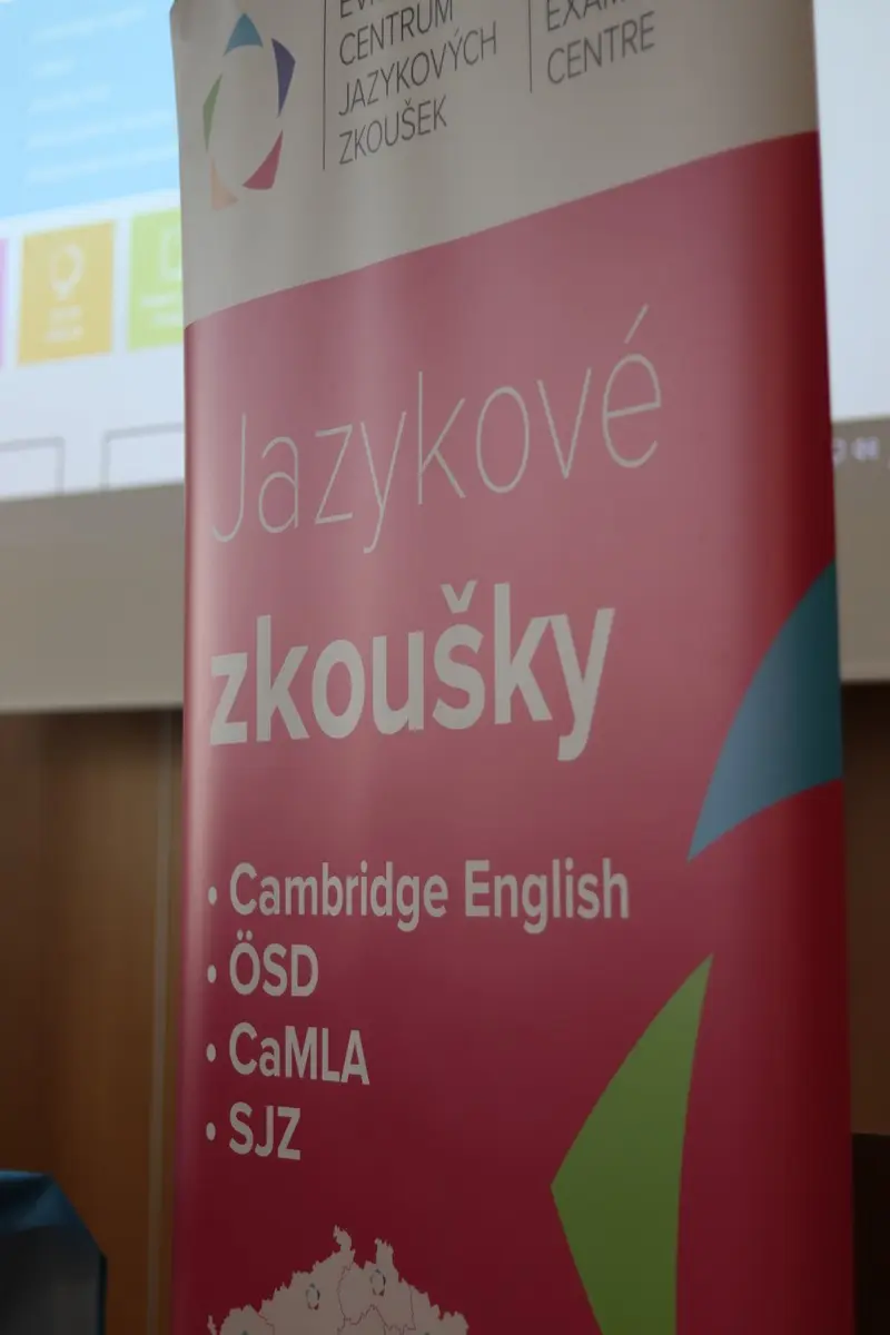 Slavnostní předávání FCE a CAE certifikátů studentům oktávy