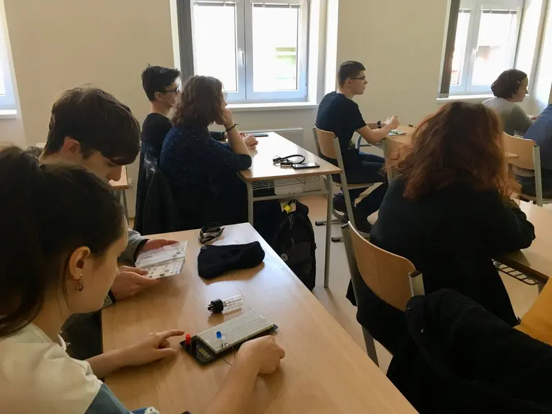 Septima a oktáva na interaktivní přednášce na katedře fyziky TUL