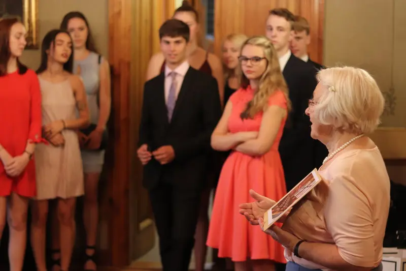 Maturantky a maturanti na slavnostním předávání maturitního vysvědčení