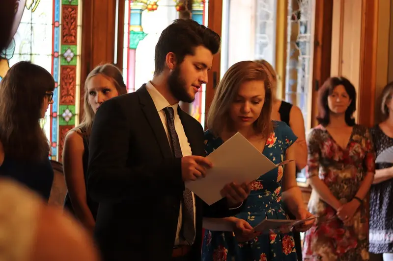 Maturantky a maturanti na slavnostním předávání maturitního vysvědčení