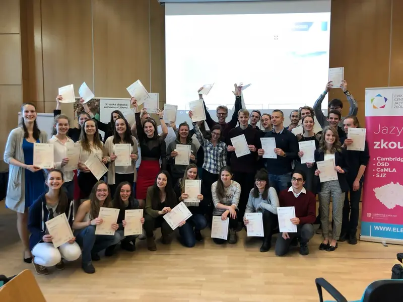 Slavnostní předávání FCE a CAE certifikátů studentům oktávy