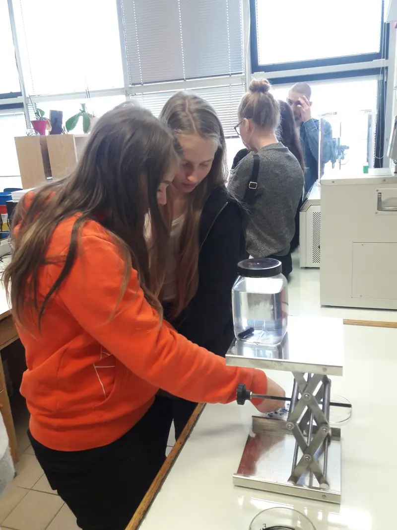 Studenti na přednáškách v Ústavu makromolekulární chemie AV ČR