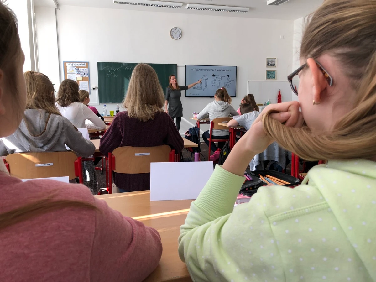 V primě a kvintě už vědí, jak na správné držení těla