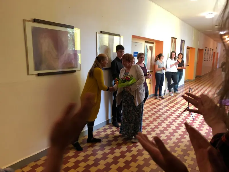 Vernisáž výstavy výtvarnice Ilony Chválové ve školní Galerii na chodbě