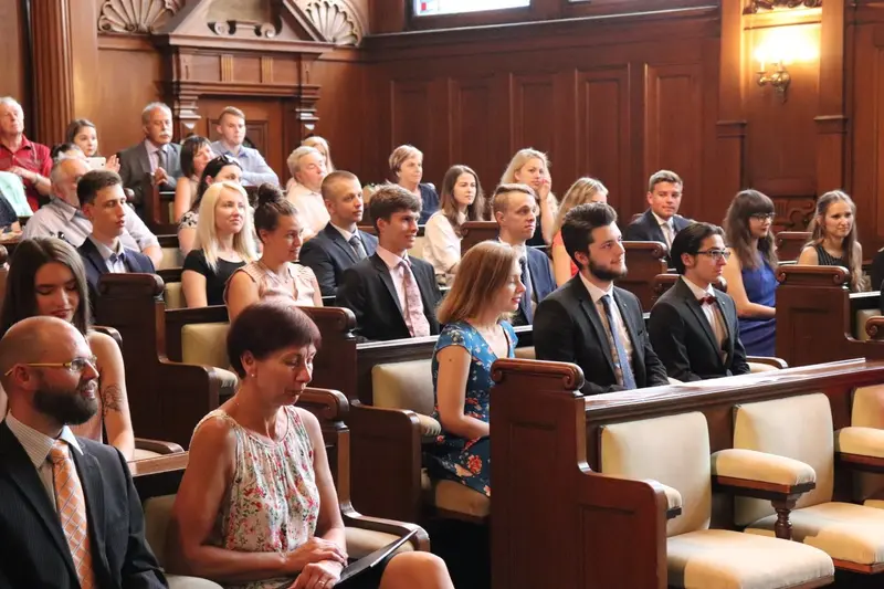 Maturantky a maturanti na slavnostním předávání maturitního vysvědčení