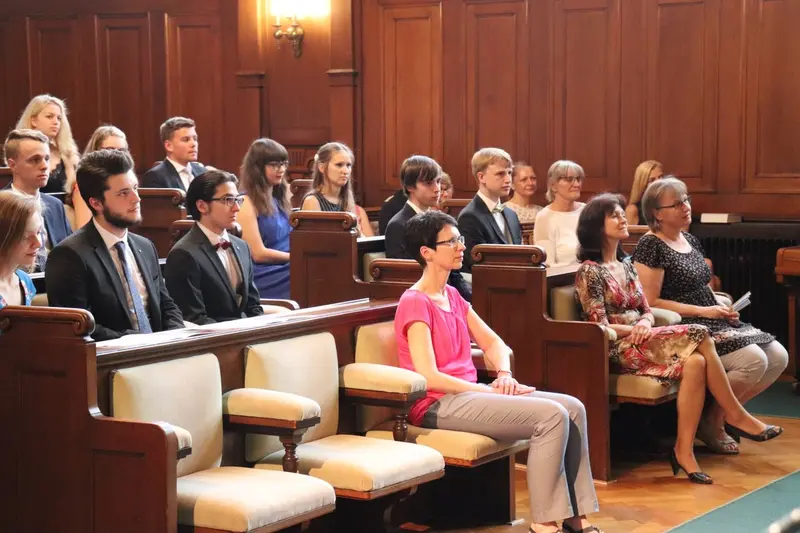 Maturantky a maturanti na slavnostním předávání maturitního vysvědčení