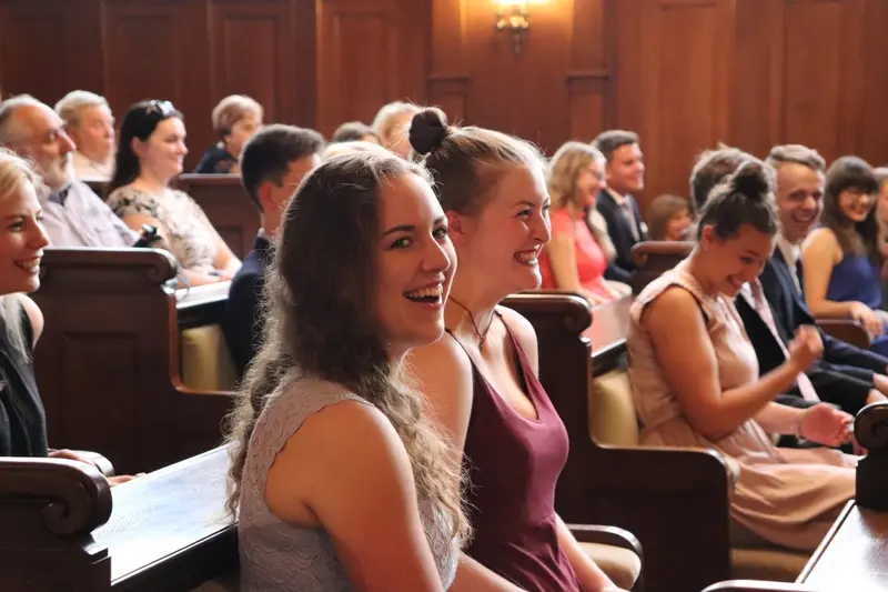 Maturantky a maturanti na slavnostním předávání maturitního vysvědčení