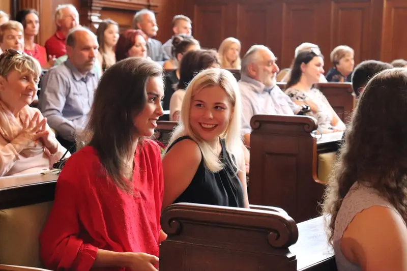 Maturantky a maturanti na slavnostním předávání maturitního vysvědčení
