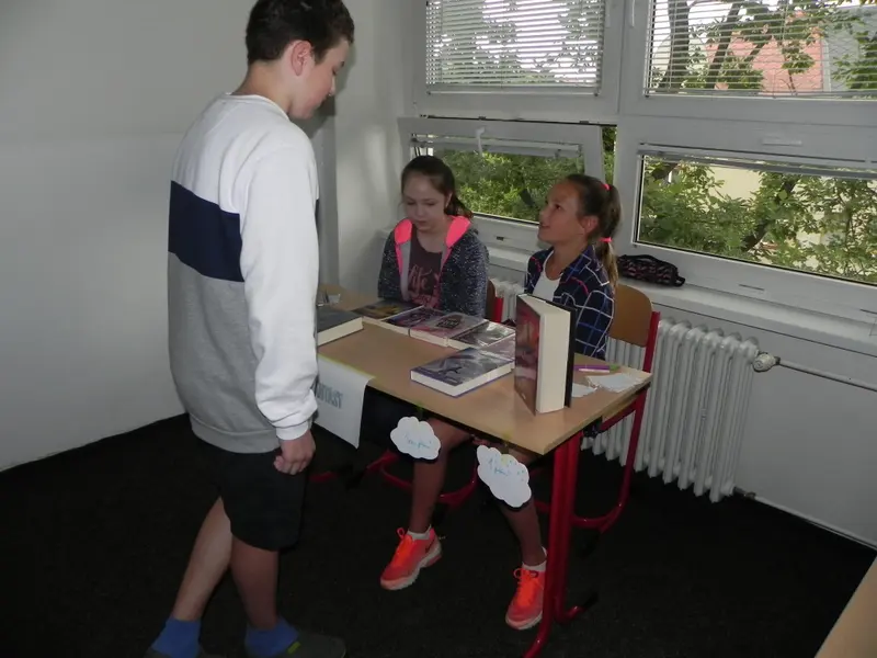 9890_Knizniveletrh_ sk_17/05_KNIHY_17