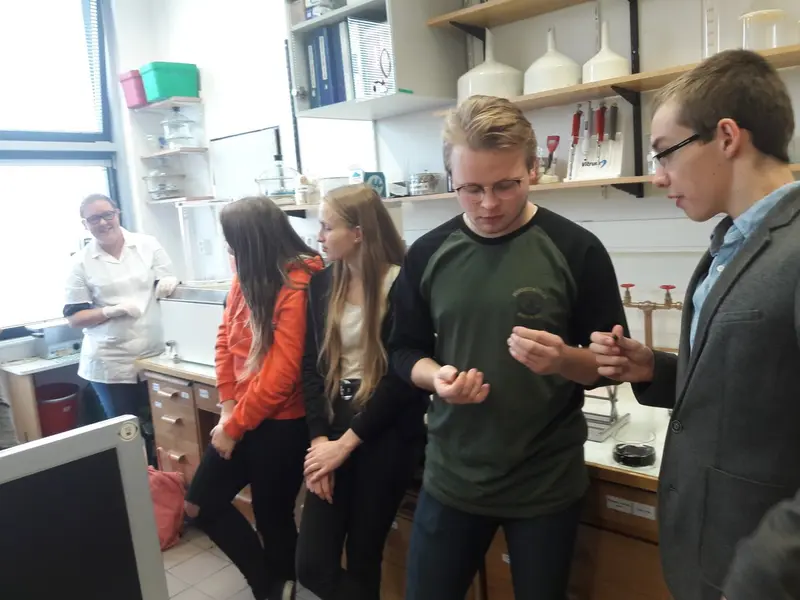Studenti na přednáškách v Ústavu makromolekulární chemie AV ČR