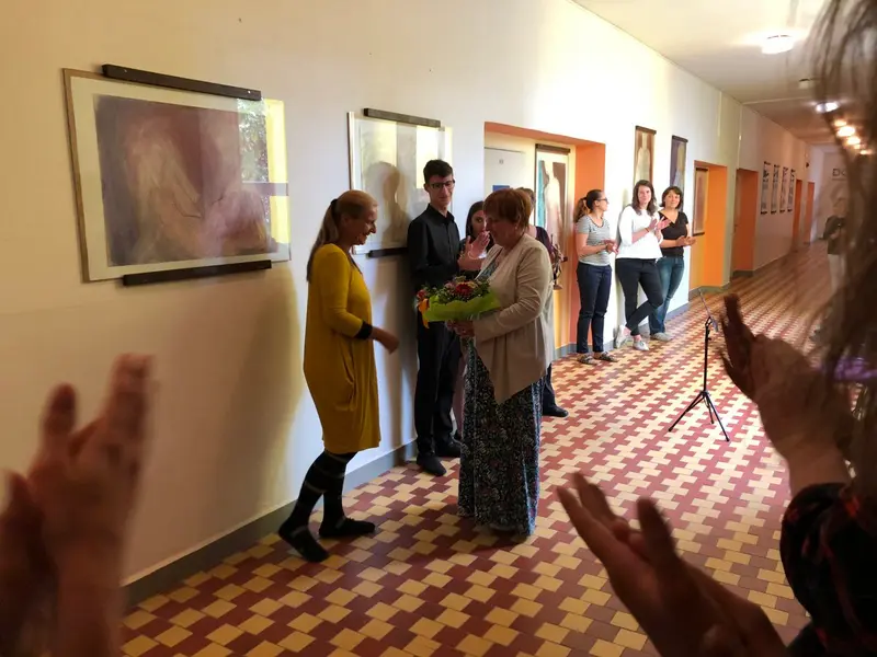 Vernisáž výstavy výtvarnice Ilony Chválové ve školní Galerii na chodbě