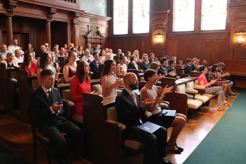 Maturantky a maturanti na slavnostním předávání maturitního vysvědčení