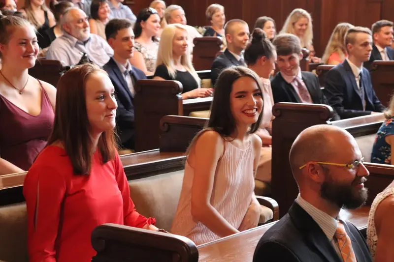 Maturantky a maturanti na slavnostním předávání maturitního vysvědčení