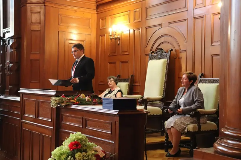 Maturantky a maturanti na slavnostním předávání maturitního vysvědčení