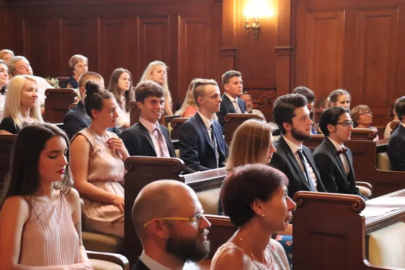Maturantky a maturanti na slavnostním předávání maturitního vysvědčení