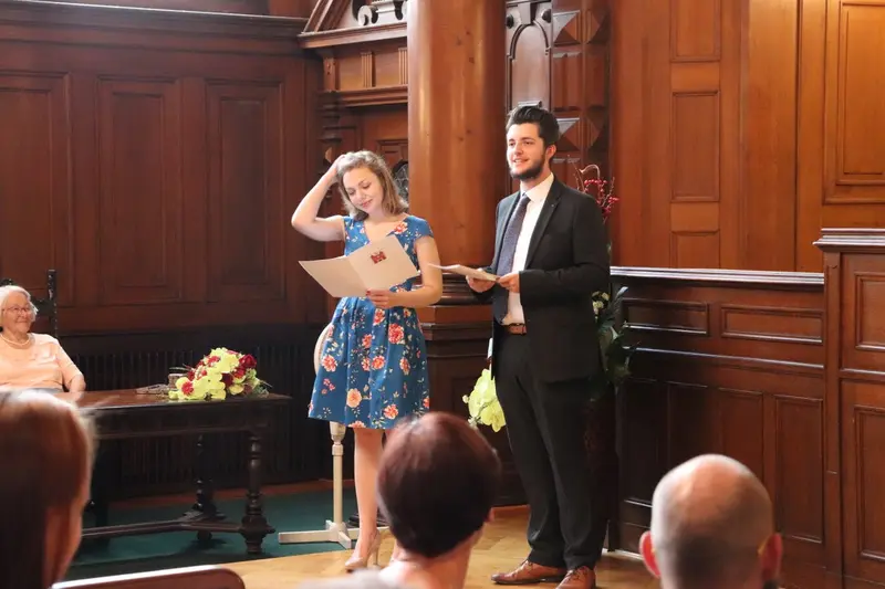 Maturantky a maturanti na slavnostním předávání maturitního vysvědčení