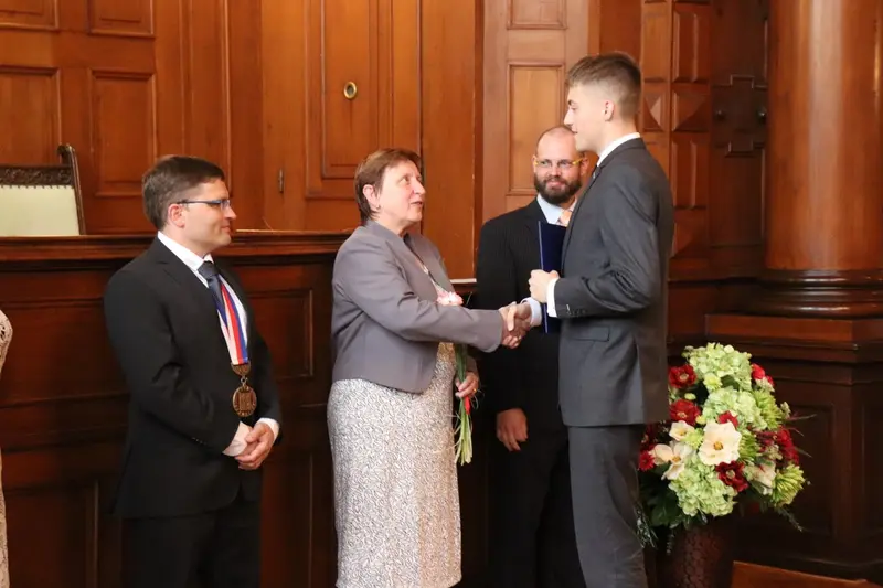 Maturantky a maturanti na slavnostním předávání maturitního vysvědčení