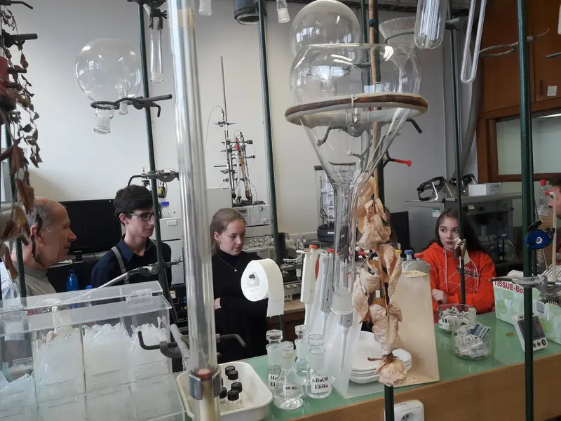 Studenti na přednáškách v Ústavu makromolekulární chemie AV ČR