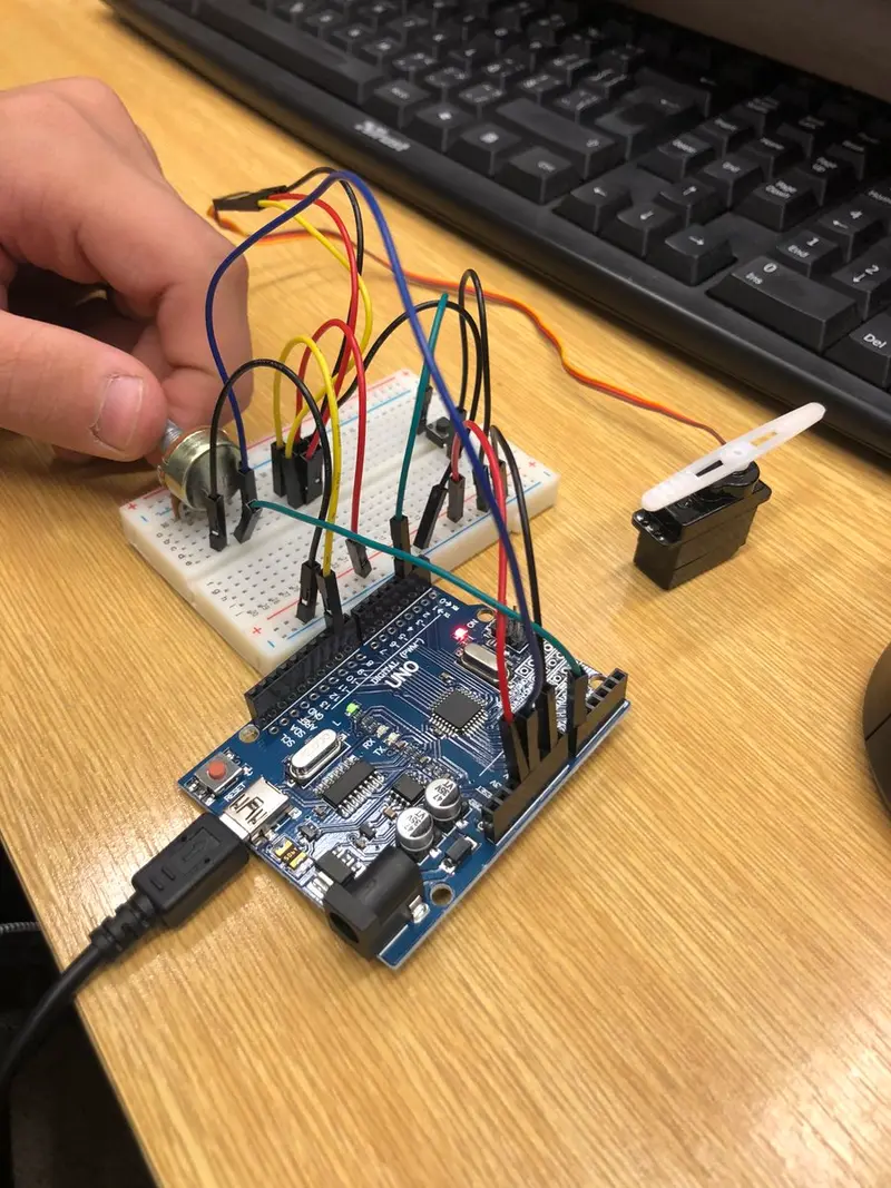 Aplikovaná informatika a soutěž KyberRobot 2019