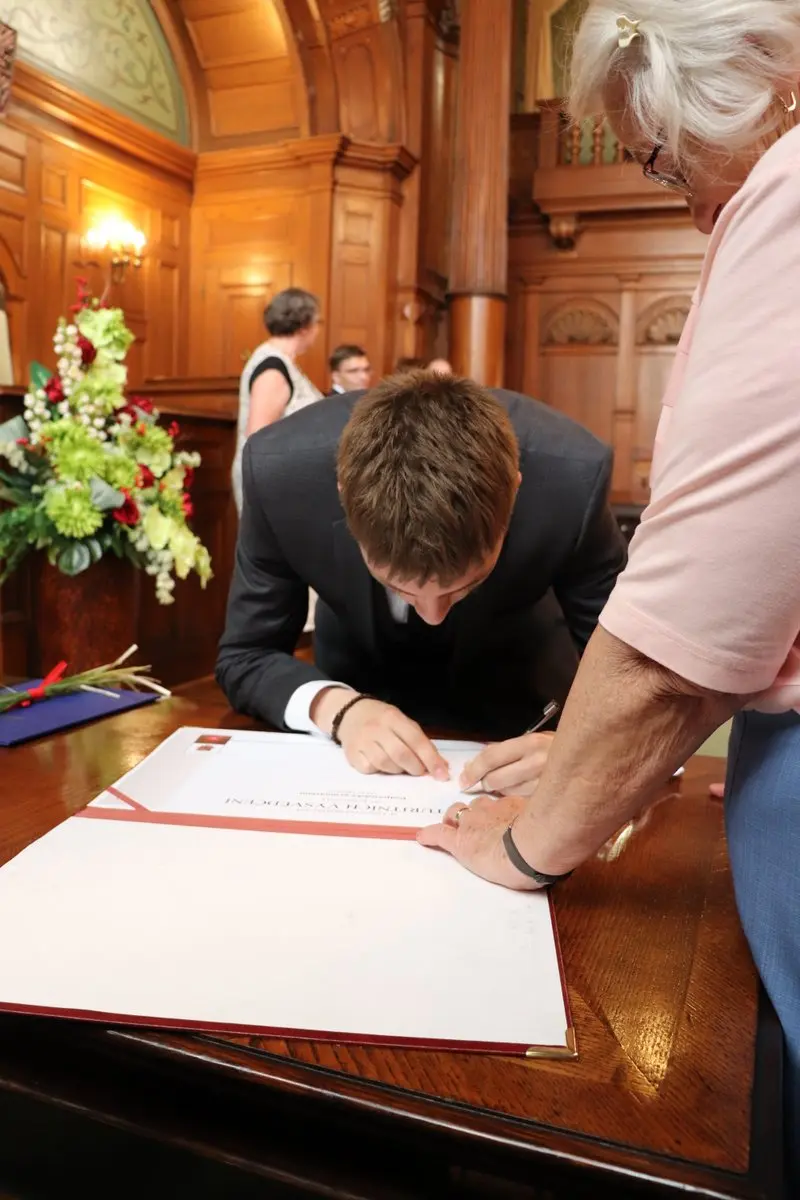 Maturantky a maturanti na slavnostním předávání maturitního vysvědčení
