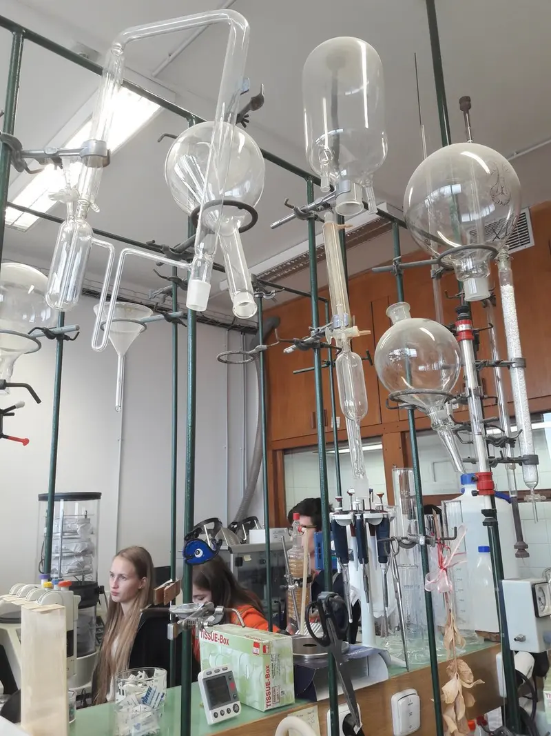 Studenti na přednáškách v Ústavu makromolekulární chemie AV ČR