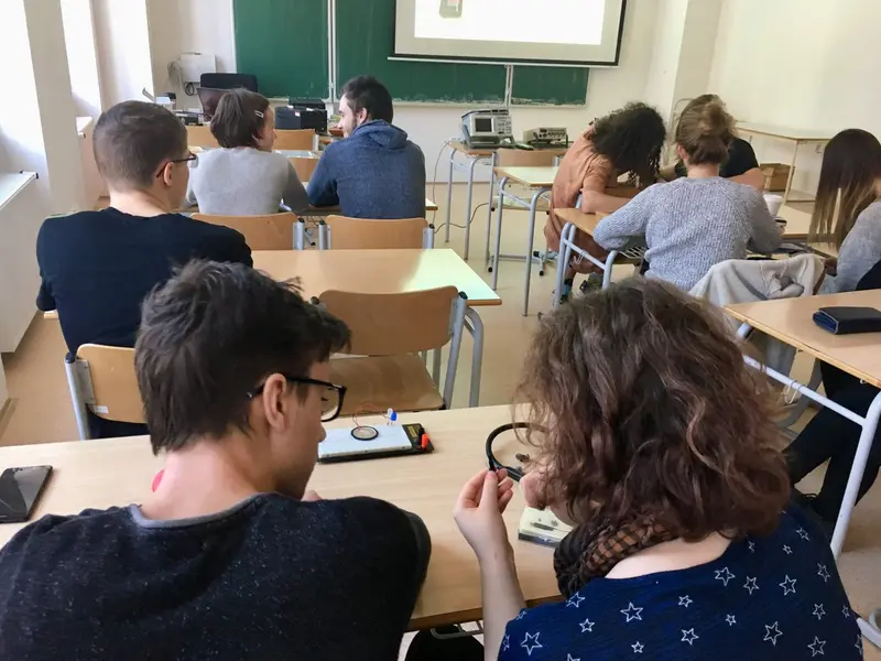 Septima a oktáva na interaktivní přednášce na katedře fyziky TUL