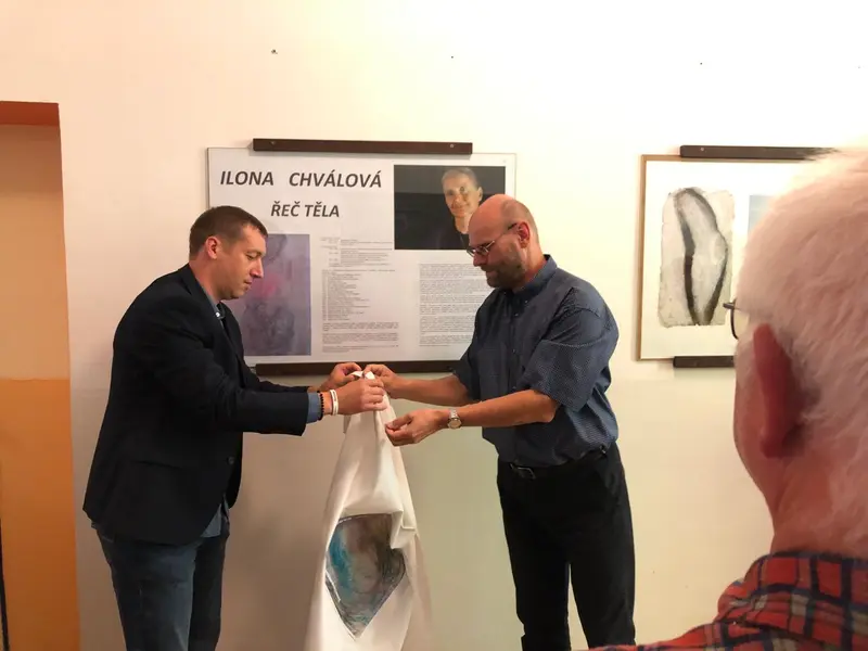 Vernisáž výstavy výtvarnice Ilony Chválové ve školní Galerii na chodbě