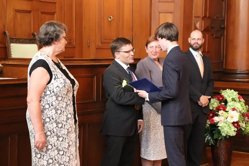 Maturantky a maturanti na slavnostním předávání maturitního vysvědčení