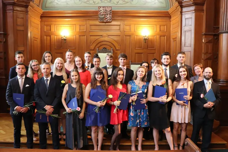 Maturantky a maturanti na slavnostním předávání maturitního vysvědčení