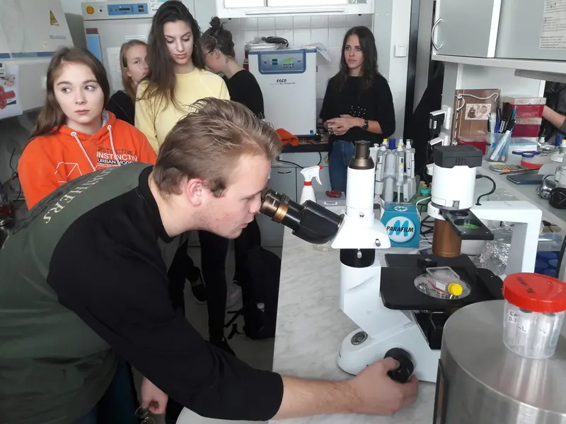 Studenti na přednáškách v Ústavu makromolekulární chemie AV ČR