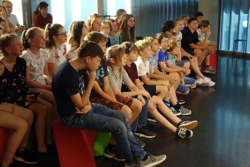 STUDENTI KVINTY A 1. ROČNÍKU PŘIPRAVILI PRO NEJMLADŠÍ GYMNAZISTY ZAJÍMAVÉ FYZIKÁLNÍ POKUSY