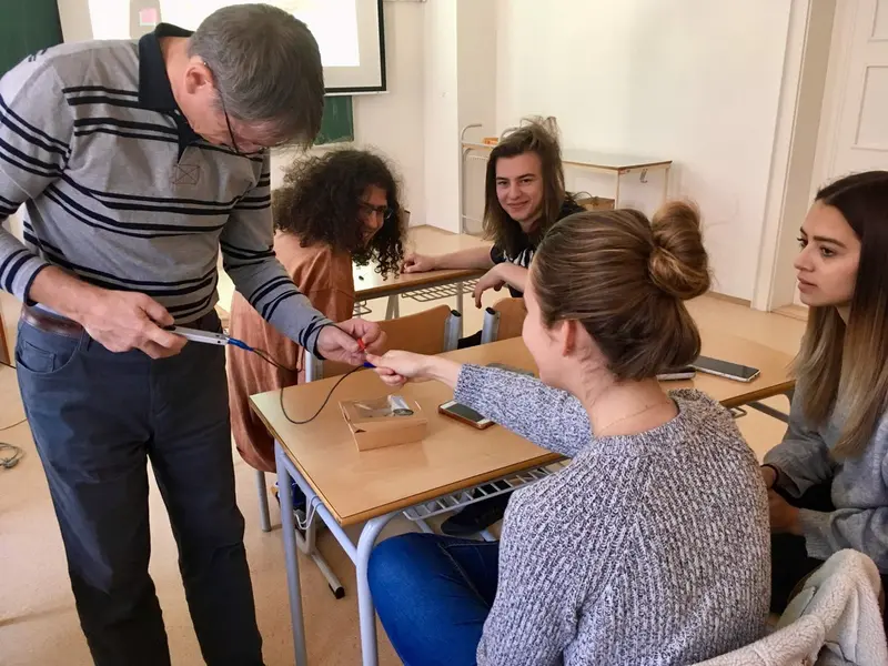 Septima a oktáva na interaktivní přednášce na katedře fyziky TUL