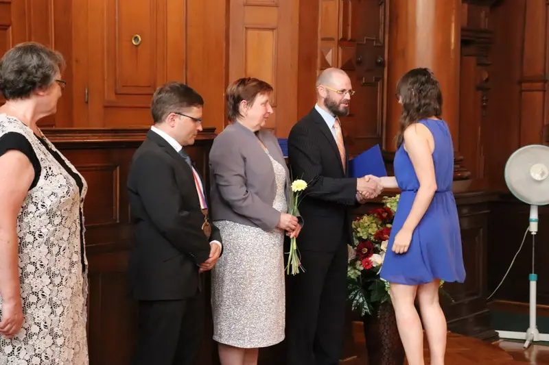 Maturantky a maturanti na slavnostním předávání maturitního vysvědčení