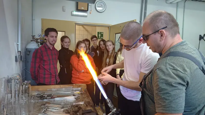 Studenti na přednáškách v Ústavu makromolekulární chemie AV ČR