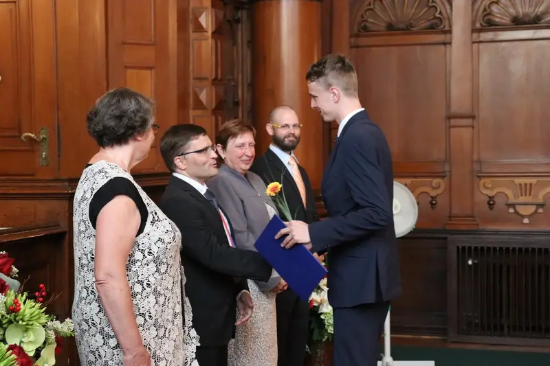 Maturantky a maturanti na slavnostním předávání maturitního vysvědčení
