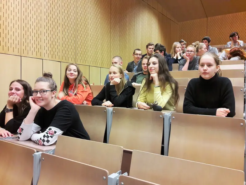 Studenti na přednáškách v Ústavu makromolekulární chemie AV ČR
