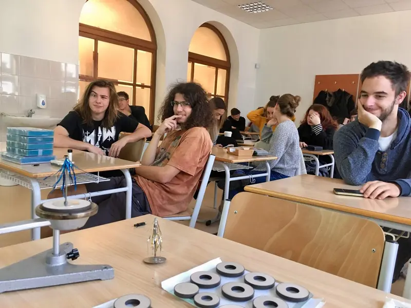 Septima a oktáva na interaktivní přednášce na katedře fyziky TUL