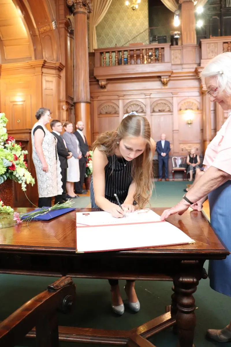 Maturantky a maturanti na slavnostním předávání maturitního vysvědčení