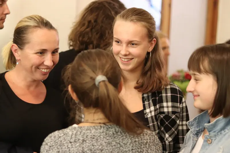 Vernisáž výstavy výtvarnice Ilony Chválové ve školní Galerii na chodbě