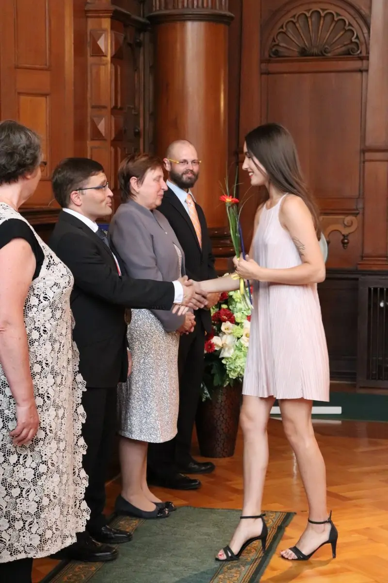 Maturantky a maturanti na slavnostním předávání maturitního vysvědčení