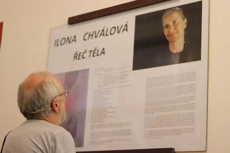 Vernisáž výstavy výtvarnice Ilony Chválové ve školní Galerii na chodbě