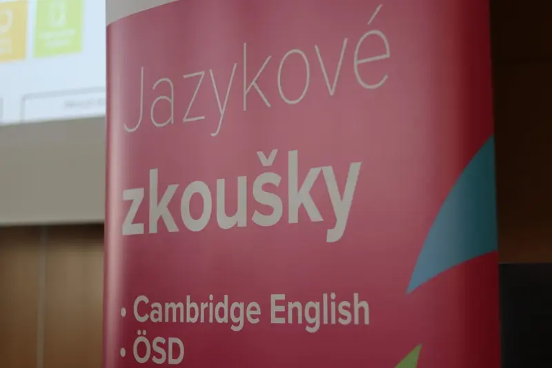 Slavnostní předávání FCE a CAE certifikátů studentům oktávy