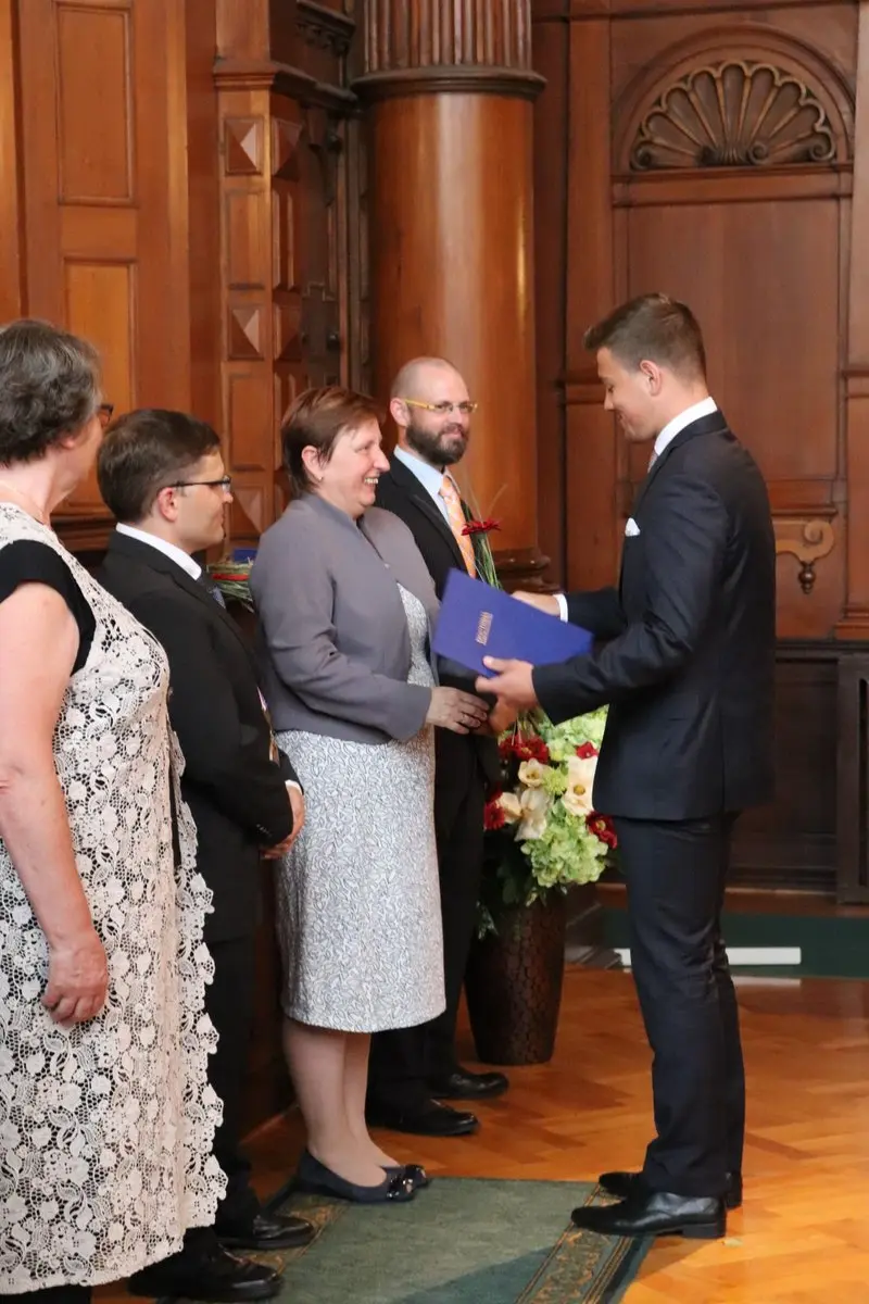 Maturantky a maturanti na slavnostním předávání maturitního vysvědčení
