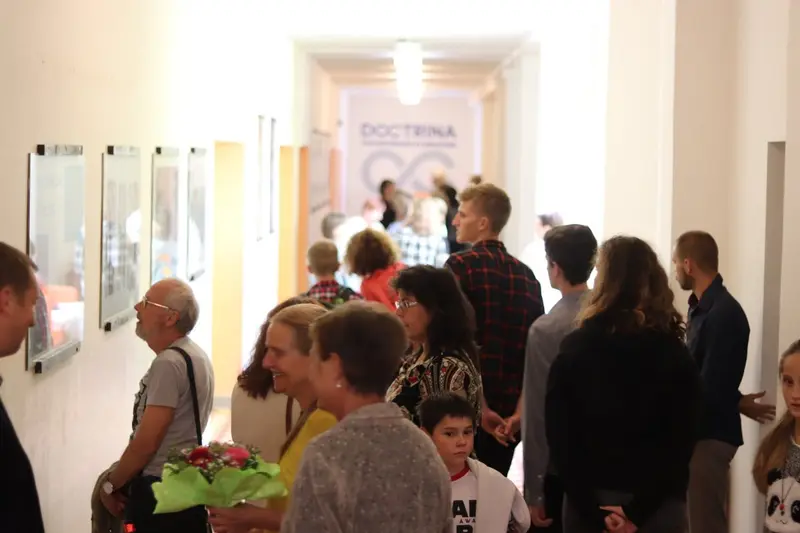 Vernisáž výstavy výtvarnice Ilony Chválové ve školní Galerii na chodbě
