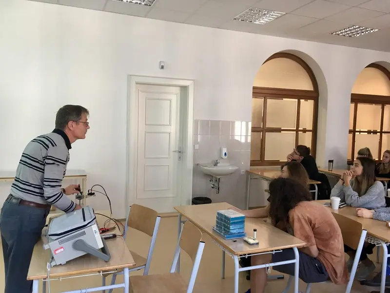 Septima a oktáva na interaktivní přednášce na katedře fyziky TUL