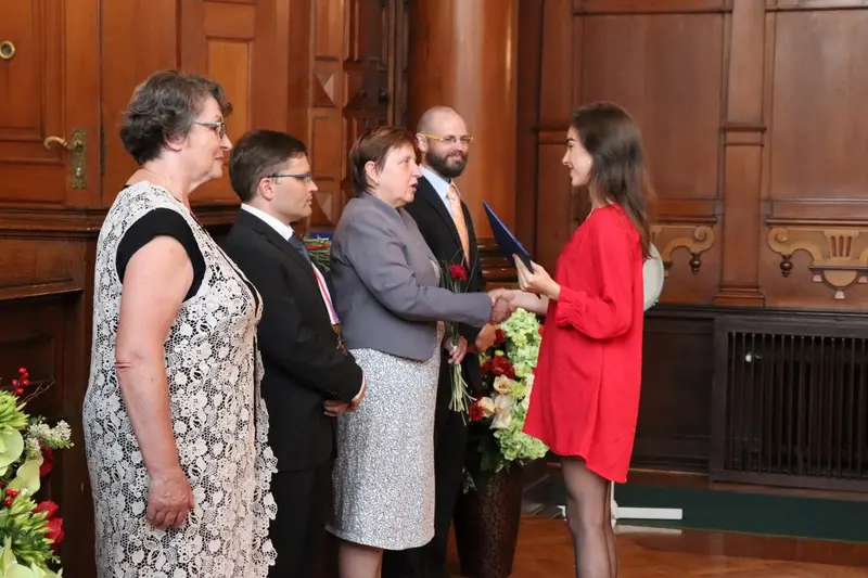 Maturantky a maturanti na slavnostním předávání maturitního vysvědčení